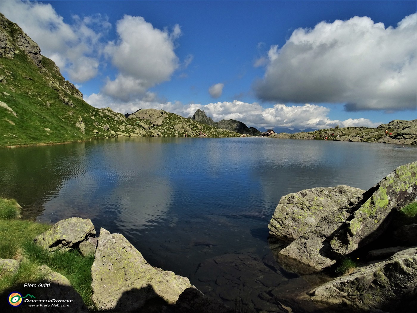 05 Sceso al Lago PIazzotti ...spunta dal lago il Rif. Benigni !.JPG